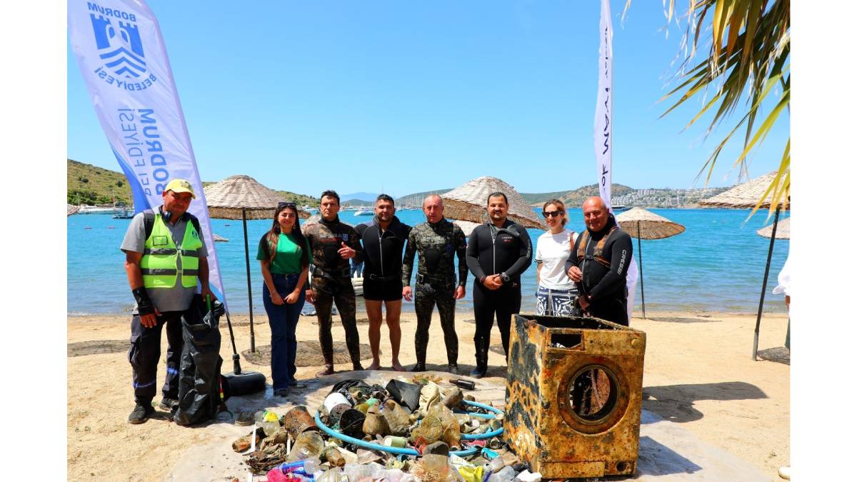 Bodrum’un engin maviliğinde temizlik sürüyor