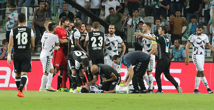 Konyaspor-Beşiktaş maçında saha karıştı!