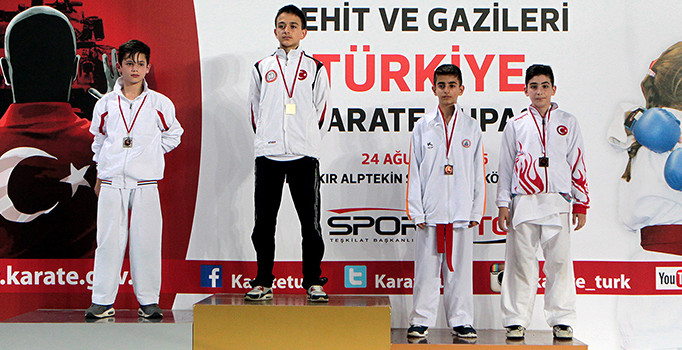 Karatecilerden demokrasi şehitlerinin ailelerine ve gazilere destek