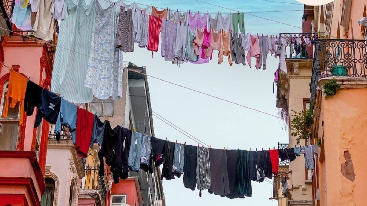 Kurutma makinesine değil ipe asın! O kıyafetlerdeki hasarın dönüşü olmuyor: Doğru yol gelenekselden geçiyor