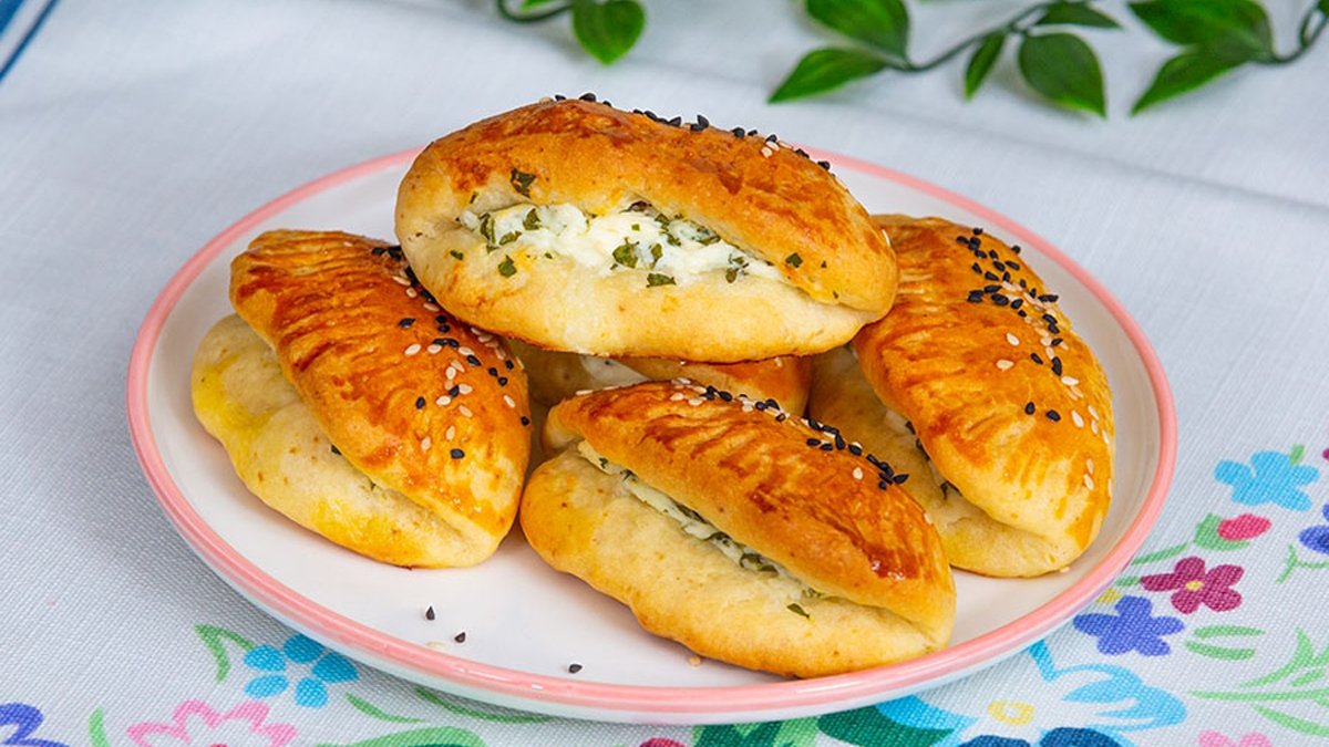 Bir tadan bir daha istiyor! Mayasız ama yumuşacık bu peynirli poğaça, fırından çıkınca kapış kapış gidiyor!