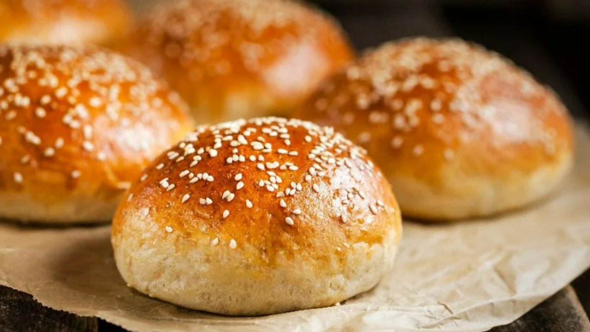 Yumuşacık poğaçanın püf noktası buymuş! Fırıncılar sır gibi saklıyor: Bir bardak ekleyince her şey değişiyor