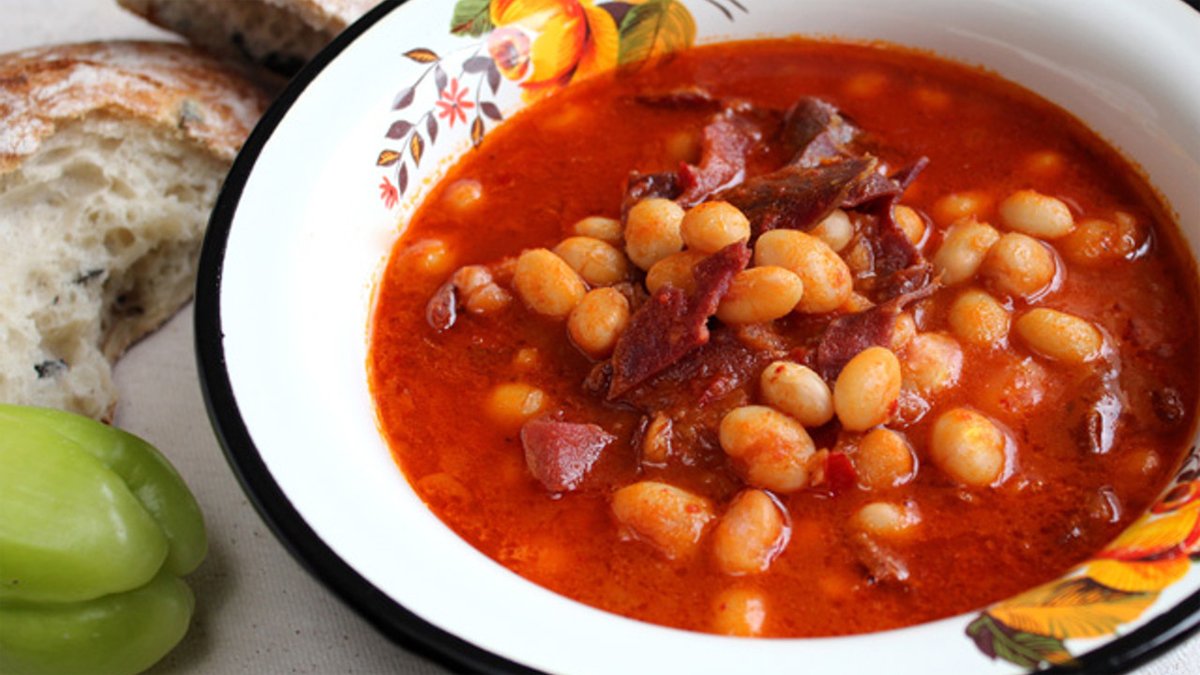 Kuru fasulyeyi bir de böyle deneyin: İçine bundan ekleyin! Hem besleyici hem lezzetli bu sıra dışı tarif çok konuşulacak!