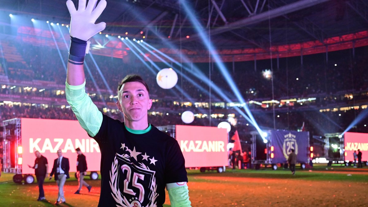 Fernando Muslera'dan Fenerbahçe'ye gönderme: Büyüklüğümüzün simgesi