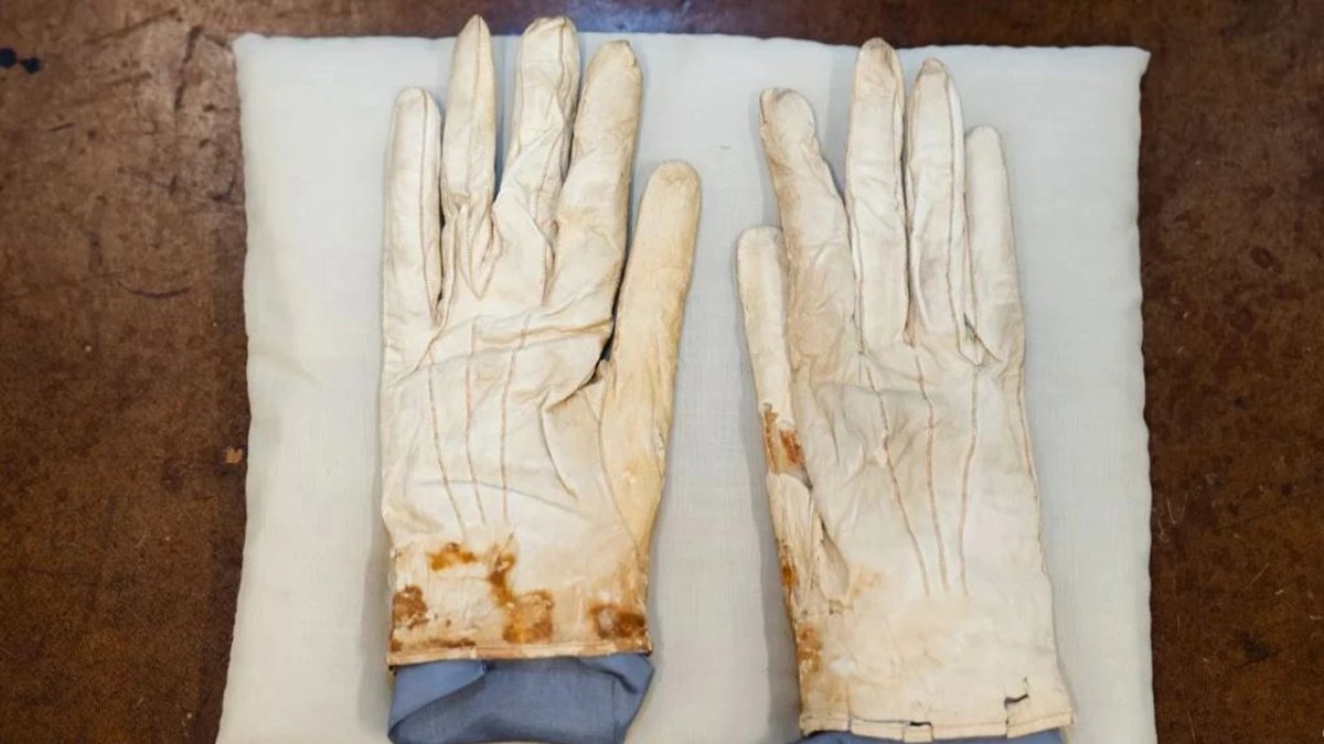 Abraham Lincoln’ün kanlı eldivenleri 1,35 milyon euroya satıldı