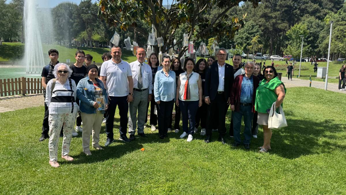 Bursa’da ağaçlar ‘kitap’ açtı