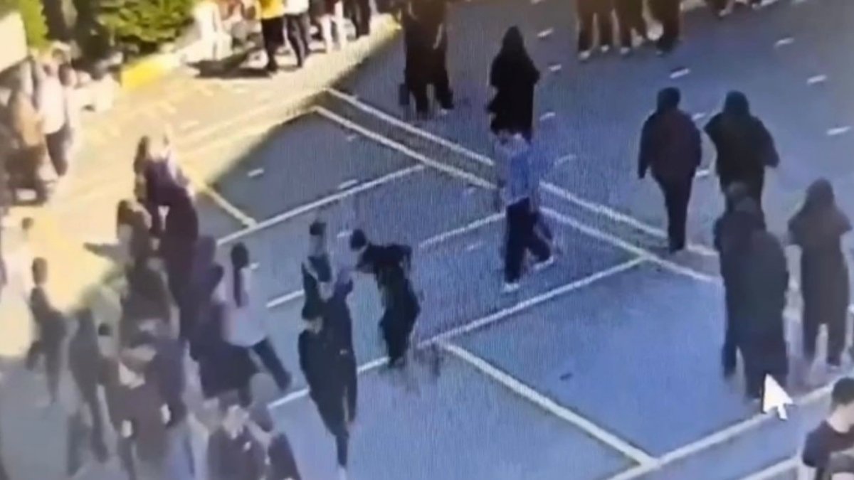 Sultanbeyli'de dehşet anları: Lise öğrencisi okul bahçesinde arkadaşını bıçakladı