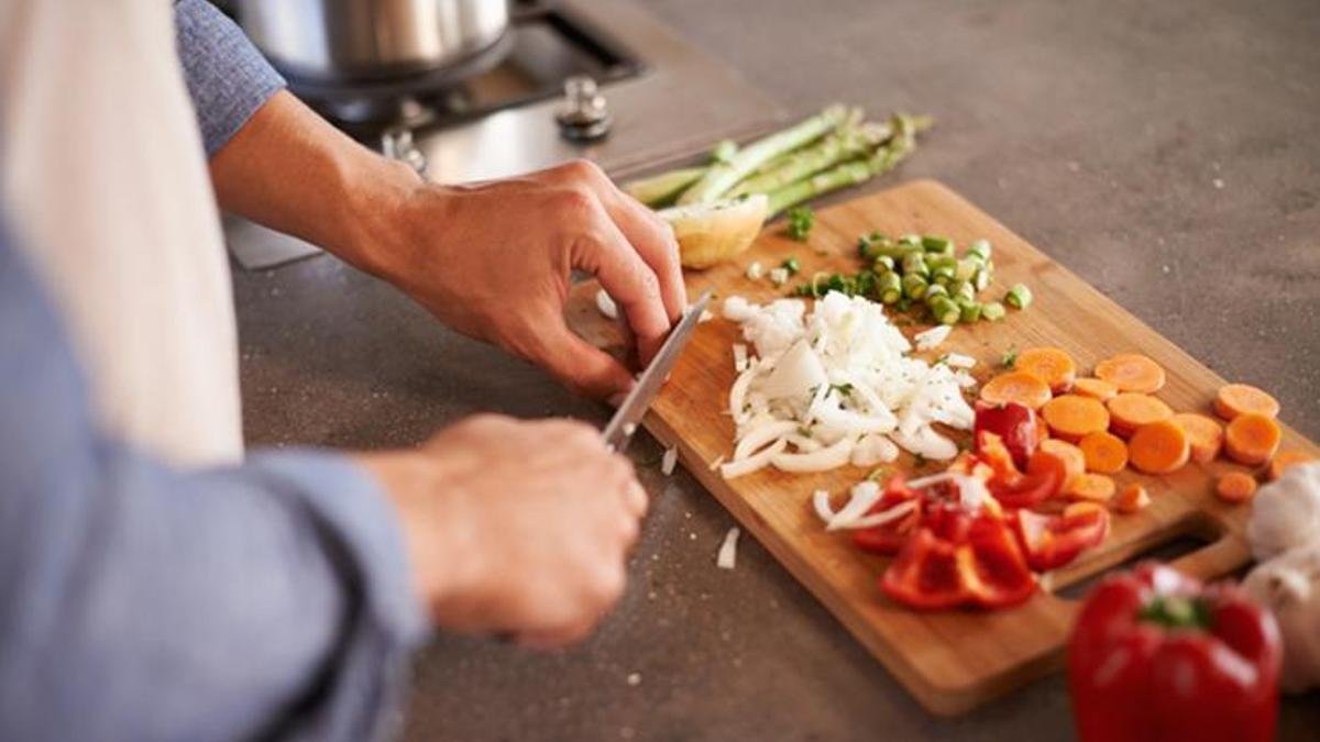 Mutfağınızdaki gizli düşman! Ünlü gıda mühendisi açıkladı: Kesme tahtanızı çöpe atın yerine bunu alın