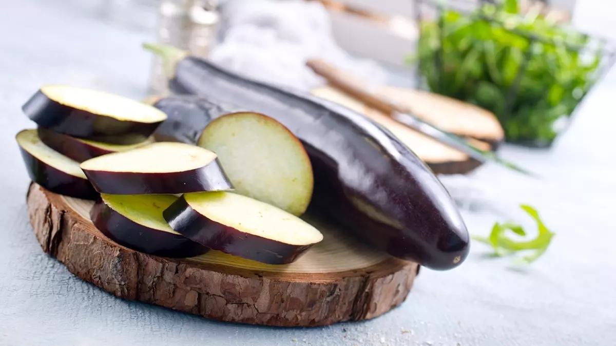 Yemeğin tüm tadını bozan patlıcan acılığına kesin çözüm! Uygulayan herkes farkı görüyor! Sadece 15 dakika yeterli