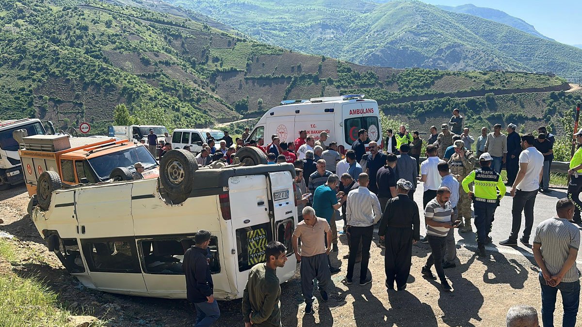 Hakkari'de öğrenci servisi takla attı: 13 yaralı