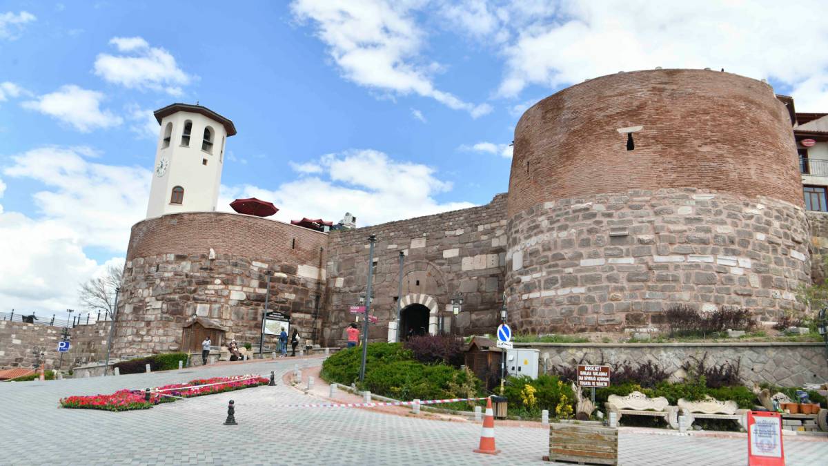 Ankara Kalesi’ne hassas dokunuş: Sur duvarları güçlendirildi
