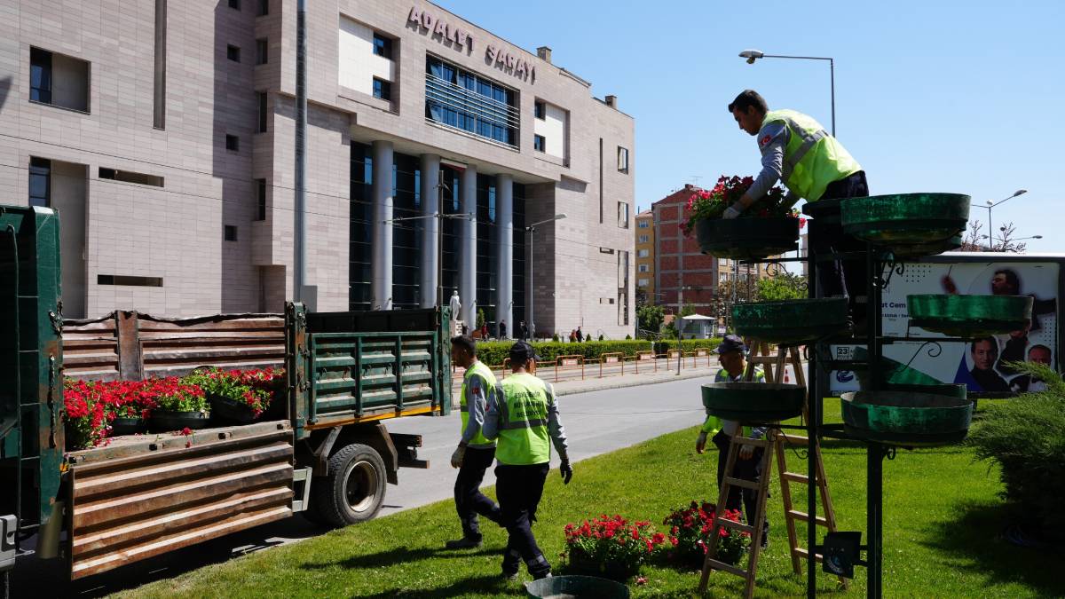 Refüjler çiçeklerle renklendi