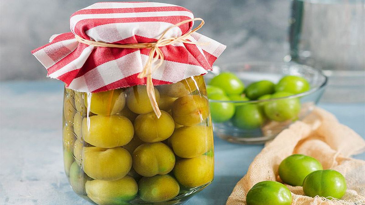 Bu tarifle market turşularını unutacaksınız! Evde doğal ve katkısız erik turşusu nasıl kurulur?