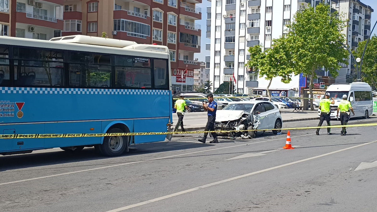 Kahramanmaraş'ta otomobil halk otobüsüne çarptı: Ölü ve yaralılar var