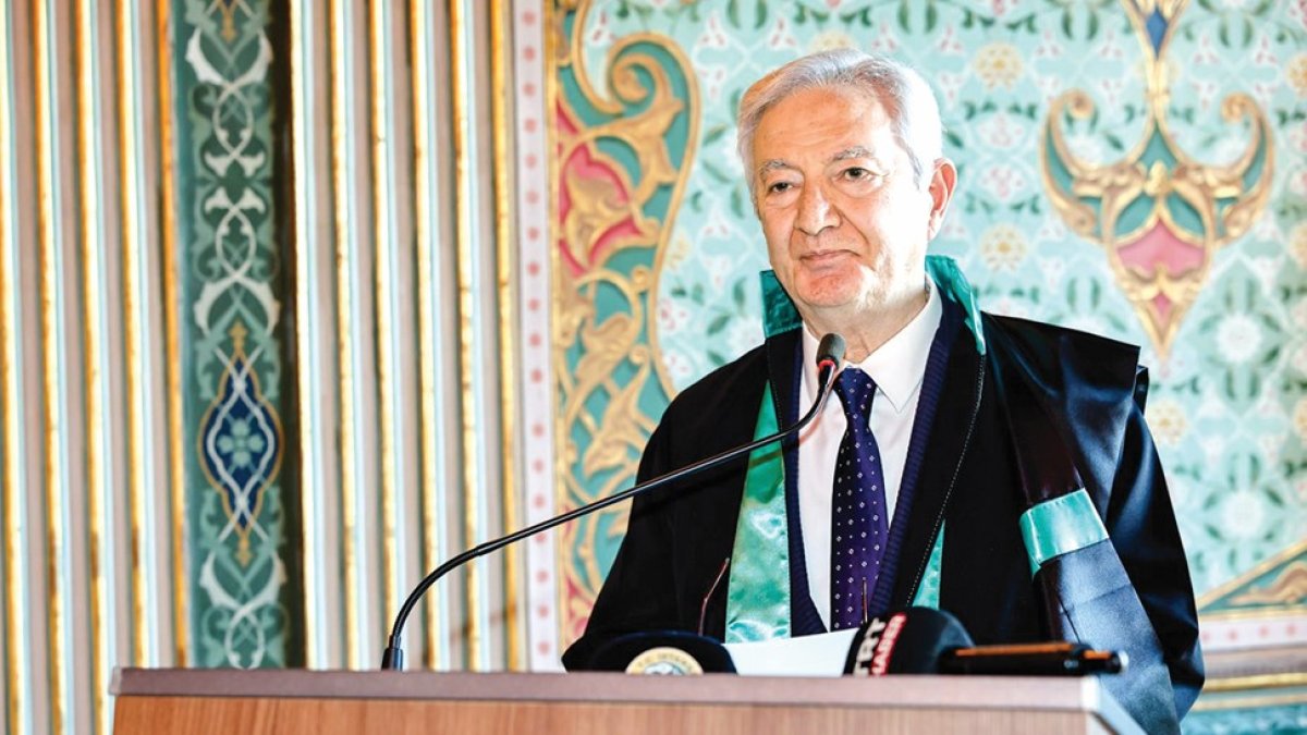 Beşir Ayvazoğlu’na Fahri Doktora Jesti: Doktora töreninde çocuklar gibi şendik