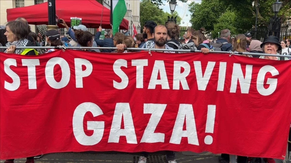 Londra'da binlerce kişi, İsrail'e silah satışını protesto etti: Starmer, Lammy, sizi soykırımla yargılayacağız