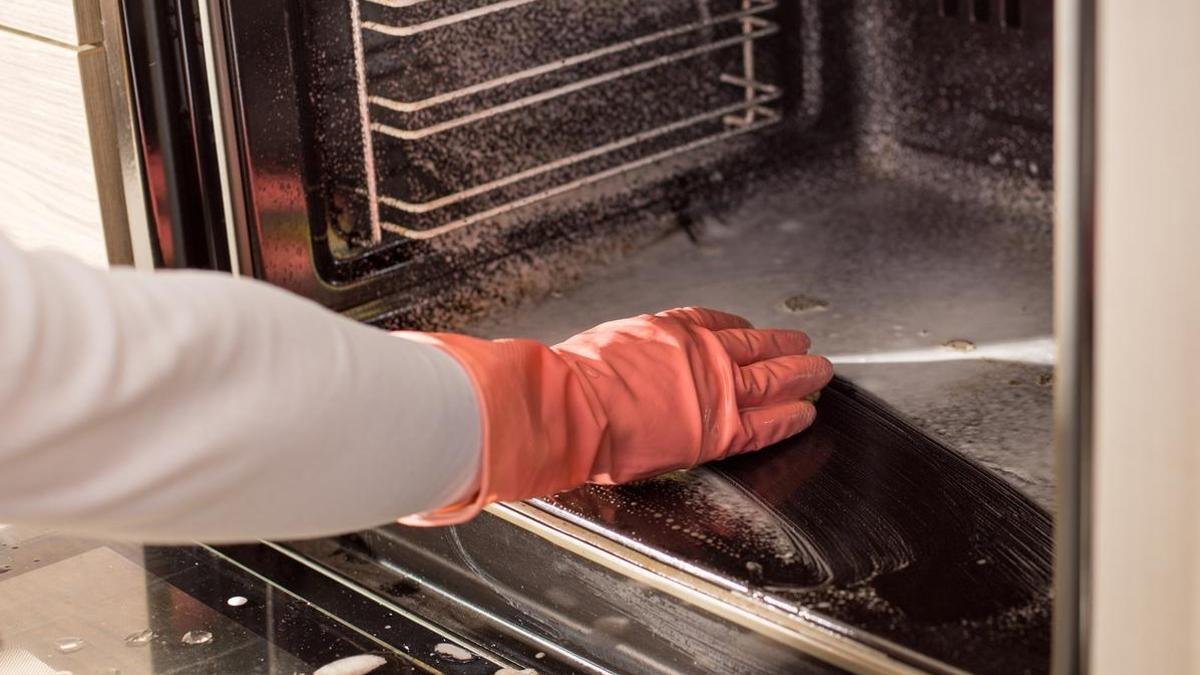 Fırındaki yanmış yağlara son! Bu karışım zahmetsizce temizliyor