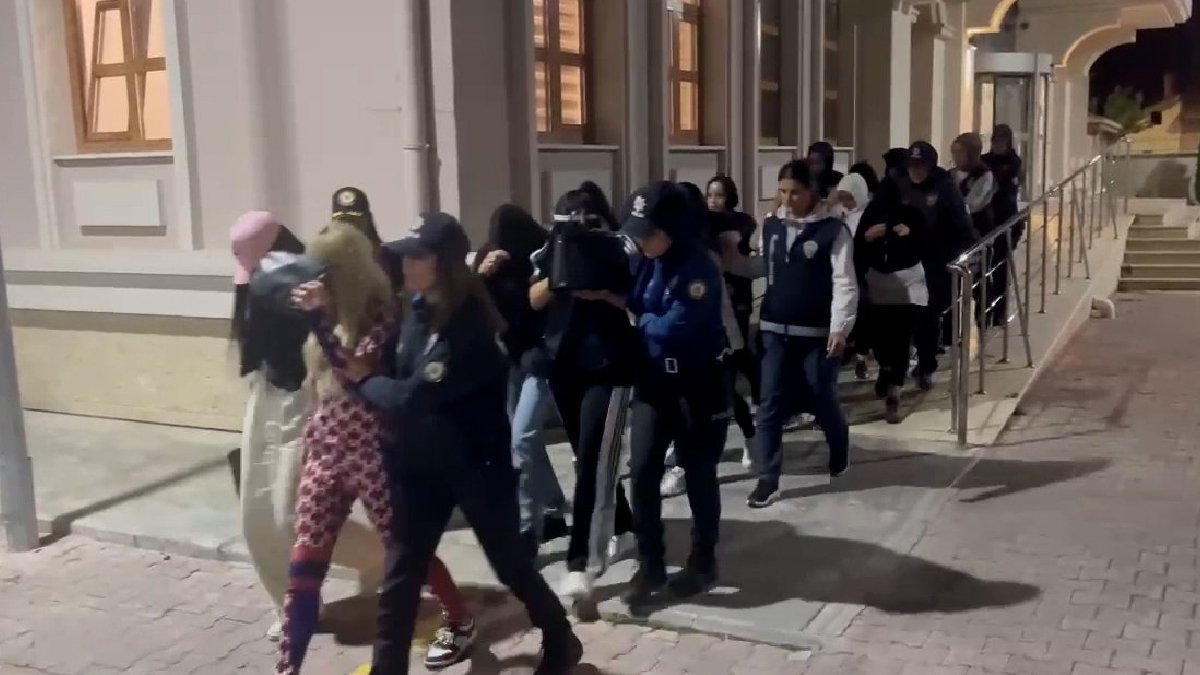 Konya'da masaj salonlarına operasyon: 12 kamera ve silah ele geçirildi