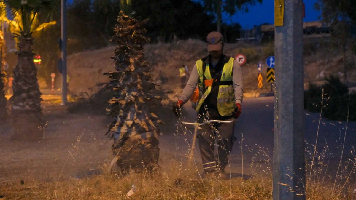 Belediye ekipleri gece gündüz sahada