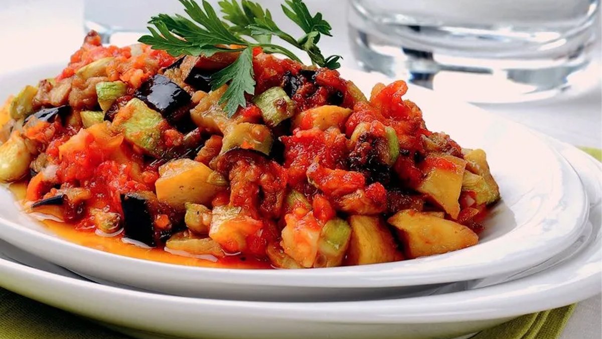 Şakşuka tarifi bu kadar lezzetli olamaz! Bir kez deneyen her gün yapmak istiyor, sofraların yeni bağımlılığı!