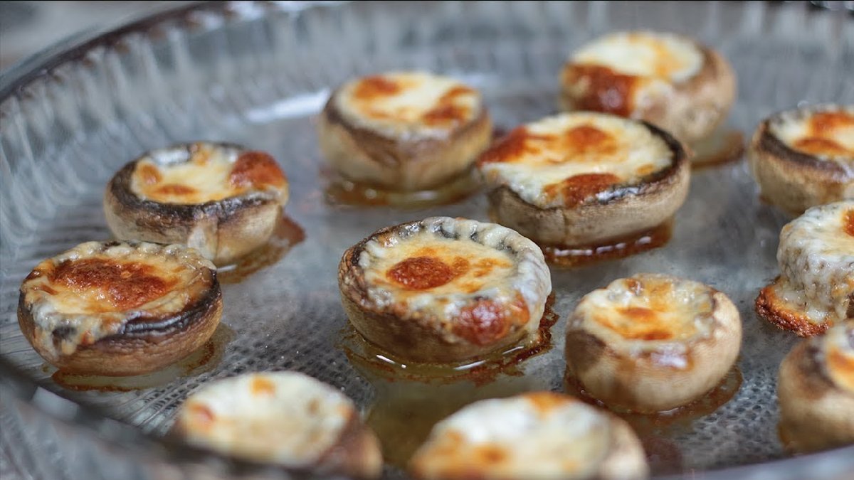 Az malzemeli büyük lezzet! Fırında şipşak pişiyor! İster kahvaltıya deneyin ister akşam yemeğine…