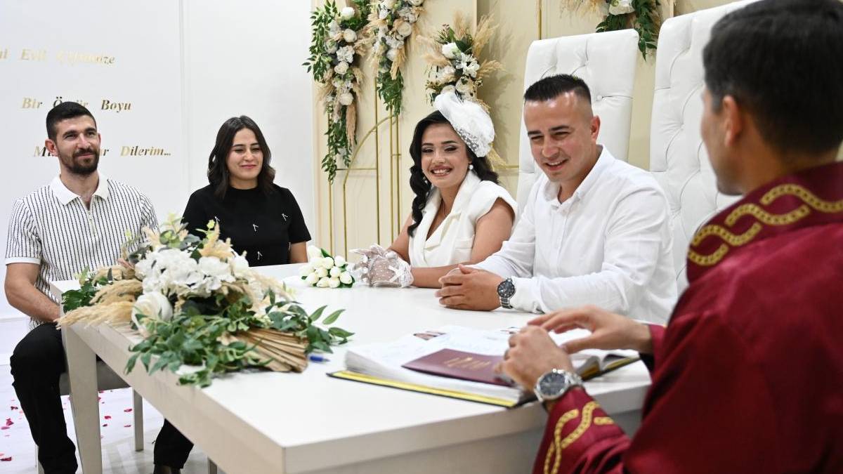 25 Mayıs 2025'te Aşk Dolu Gün: 670 Çiftin Nikah Şöleniyle Türkiye'nin Kalbi Attı!