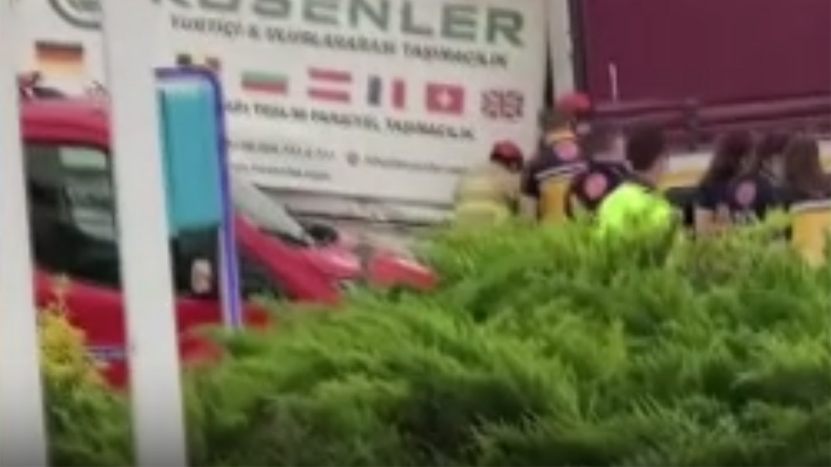 Bursa’da feci kaza! Kamyonet park halindeki çekiciye çarptı: 2 ölü