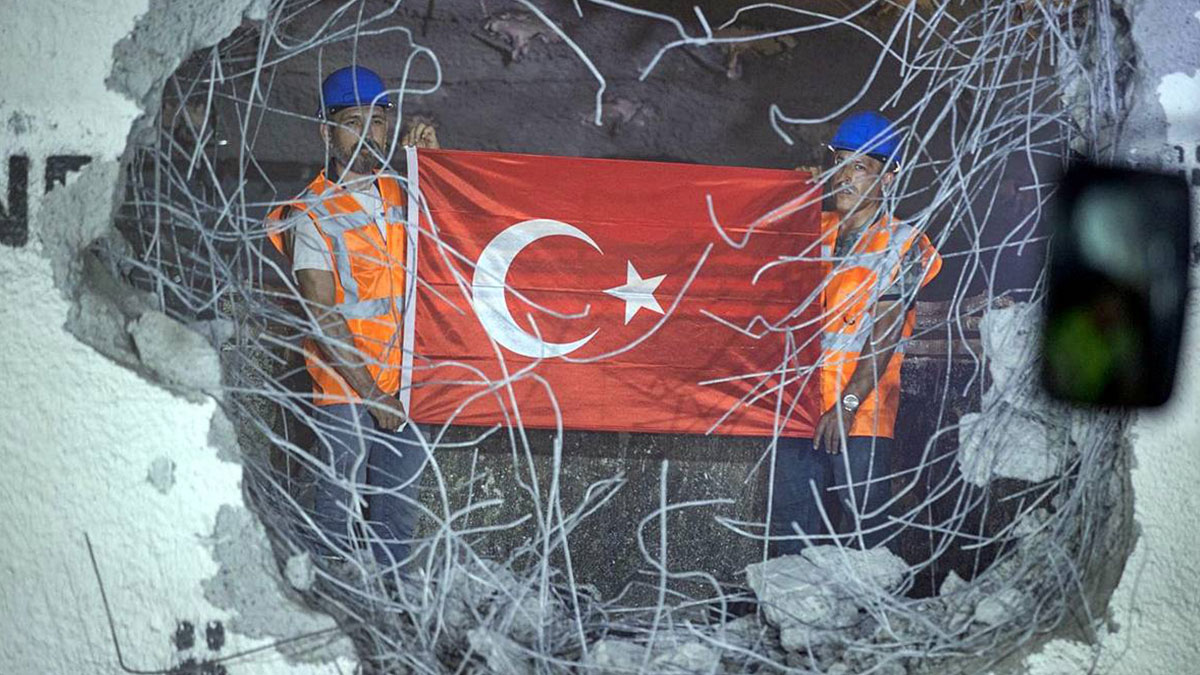 Türkiye'nin en uzun tünelinde sona doğru: İlk ışık göründü! İzmir trafiğine nefes aldıracak, tarih belli oldu