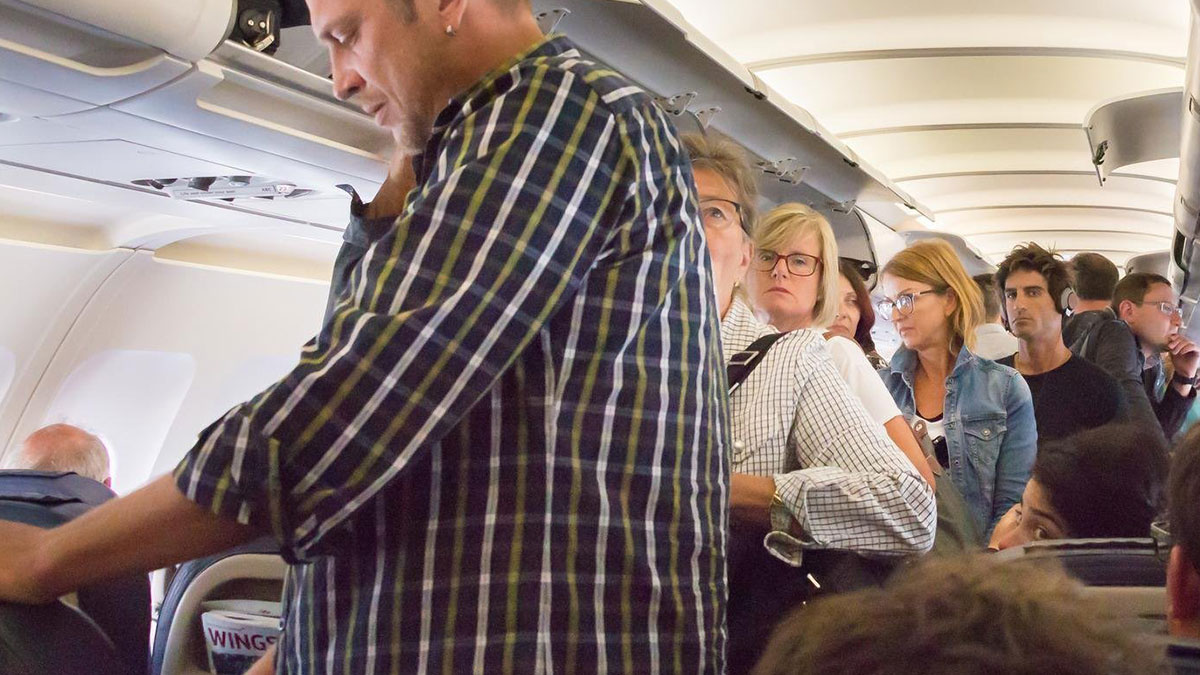 Kemer ikaz ışığı sönmeden ayağa kalkana para cezası! Uçaklarda aceleci yolculara kötü haber