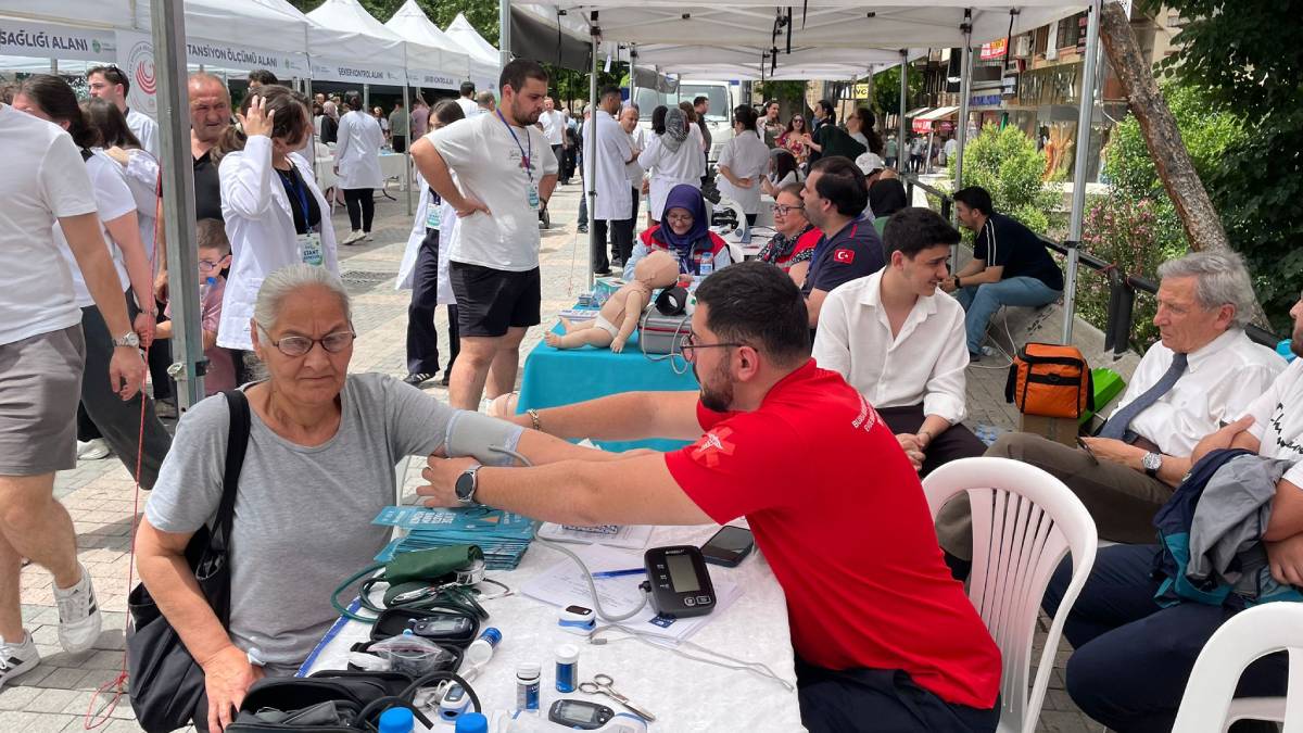 ‘Sağlık Sokağı’nda vatandaşa ücretsiz sağlık hizmeti