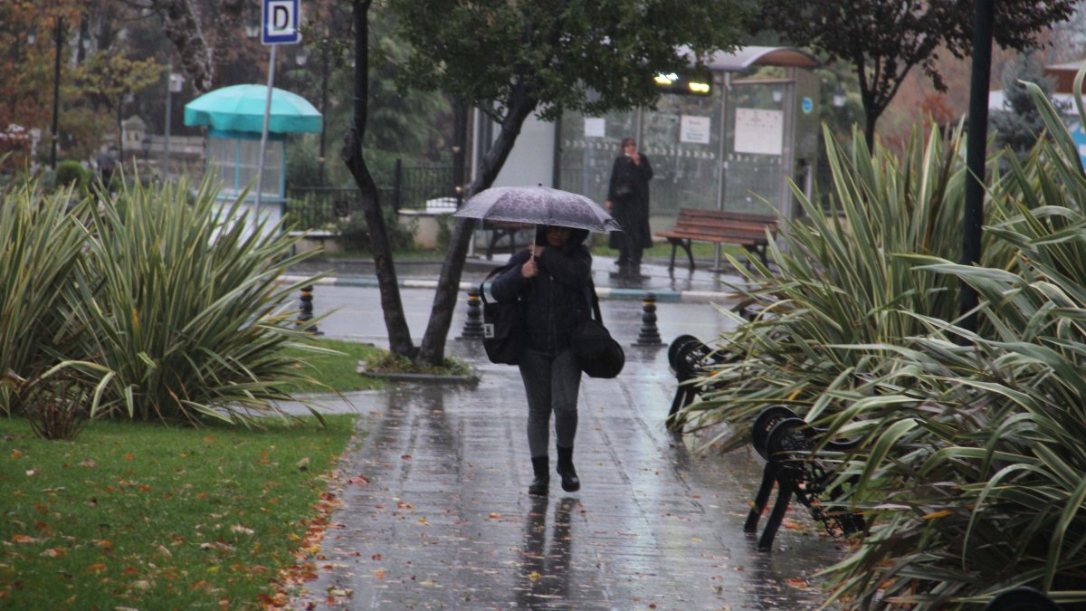 Meteoroloji’den kuvvetli yağış ve fırtına uyarısı: İstanbul'da çamurlu yağmur bekleniyor