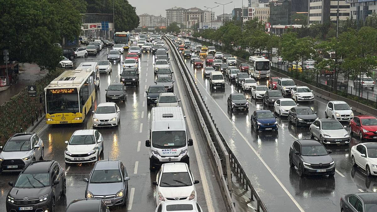 İstanbul'da yağışın etkisiyle trafik yoğunluğu yüzde 81’e ulaştı