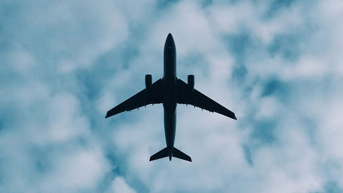 Japonya'dan ABD'ye giden uçaktaki yolcu, havada seyir halindeyken kapıları açmaya çalıştı