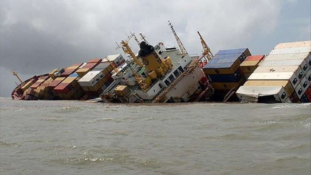 Yetkililerden ‘Uzak durun’ uyarısı: Batan kargo gemisi Hindistan’ı alarma geçirdi