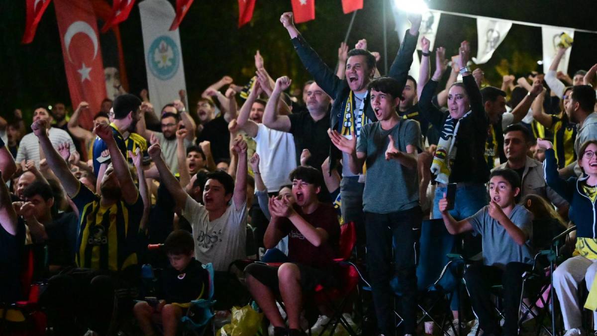 Manisalılar finali Başkan Zeyrek’le birlikte izledi