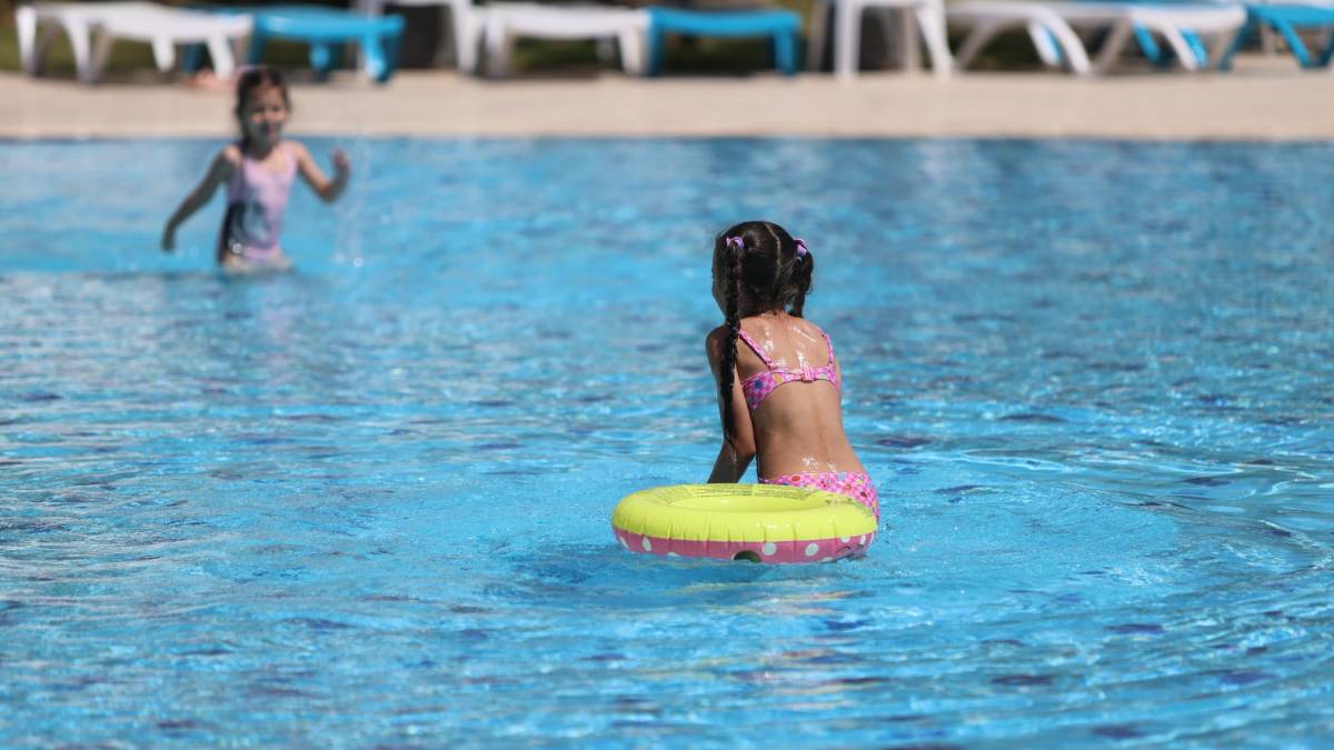 Karabağlar’da Aqua Yaşam Yüzme Havuzu yeni sezonunu açtı