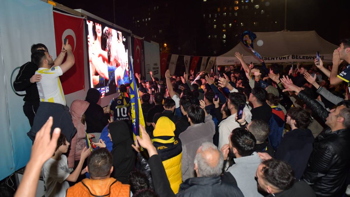 Esenyurt’ta final coşkusu: Fenerbahçe zaferi dev ekranda kutlandı