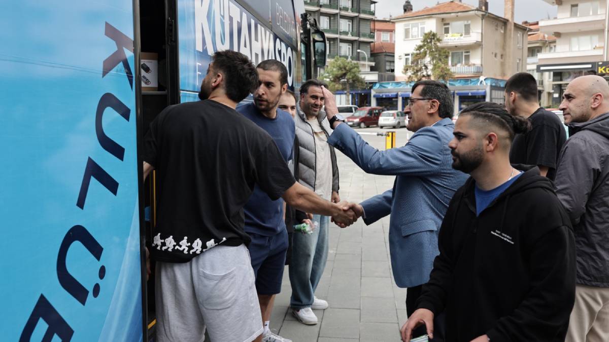 Kahveci, basketbol takımı finallere uğurladı