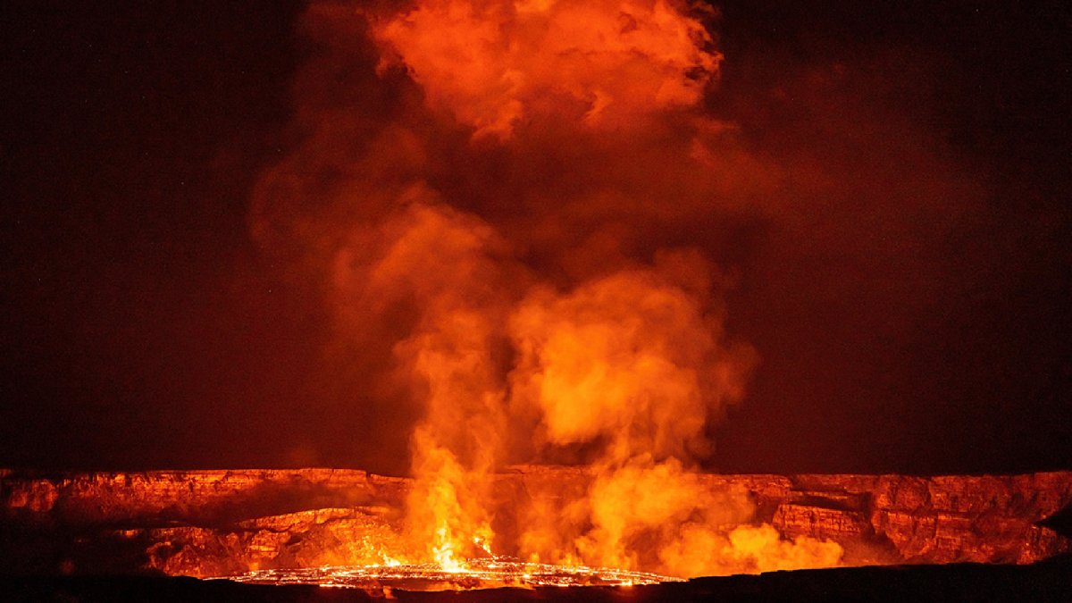 Hawaii'de Kilauea Yanardağı yeniden lav püskürttü