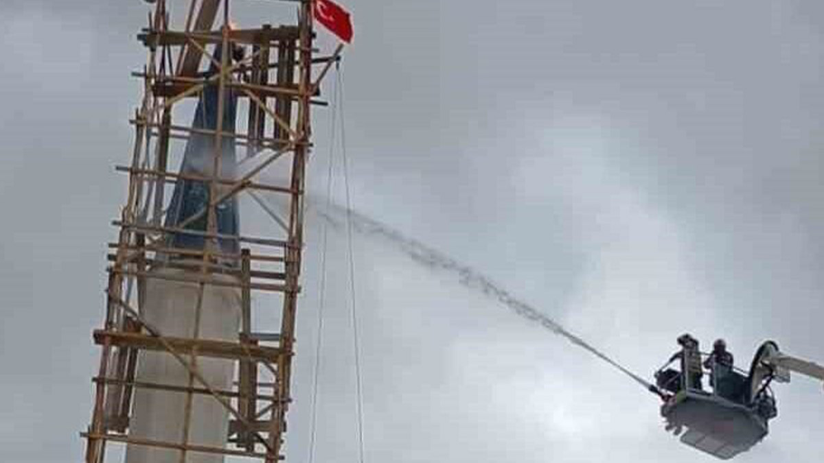Sincan'da fırtına alarmı: Cami minaresine yıldırım düştü