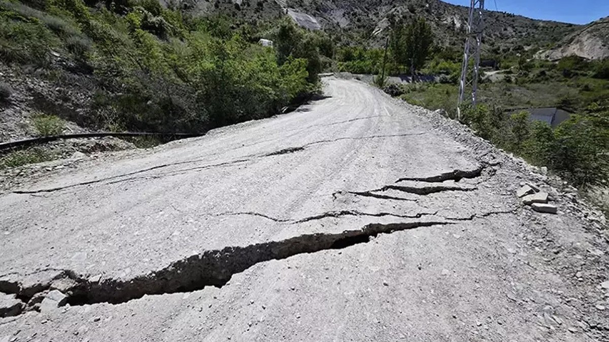Erzurum'da toprak kayması: Hasarlı 38 ev tahliye edildi
