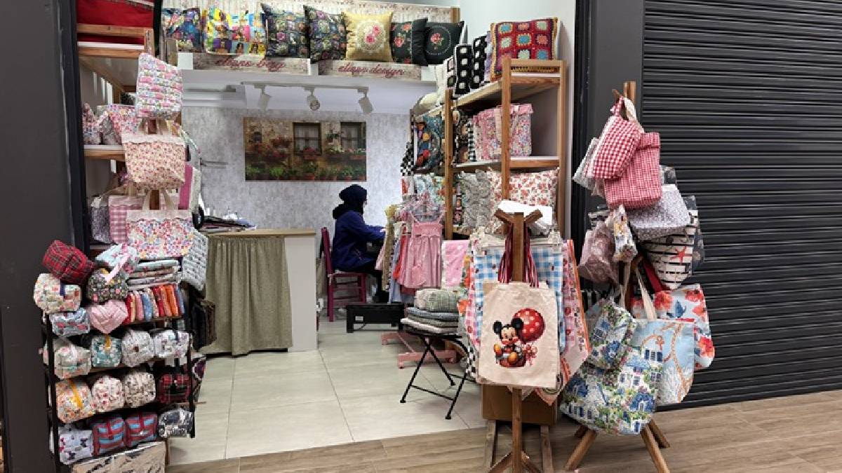 Emeklilikte hayallerini dikti, girişimcilikte örnek oldu! Rengarenk dikiyor, el emekleri yok satıyor…