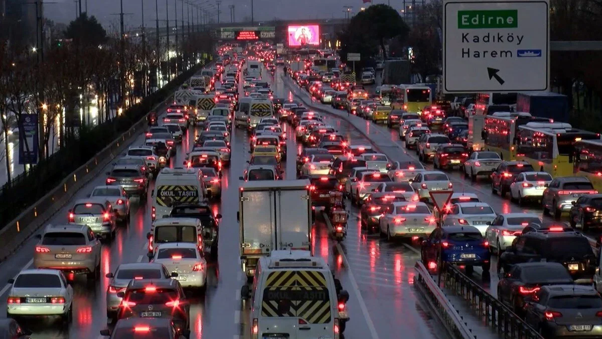 İstanbul Valiliği'nden sürücülere önemli uyarı: Yarın Anadolu yakası kilit! İşte kapanacak yollar