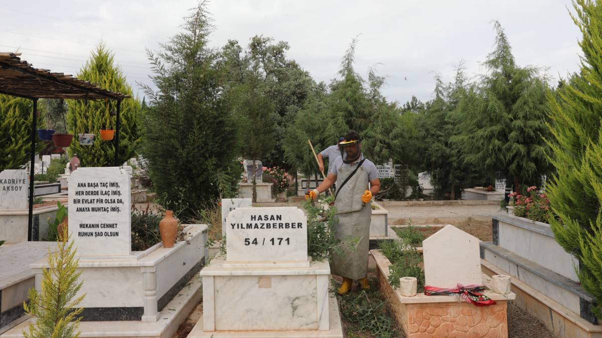 Efeler’in mezarlıklarına kapsamlı bakım