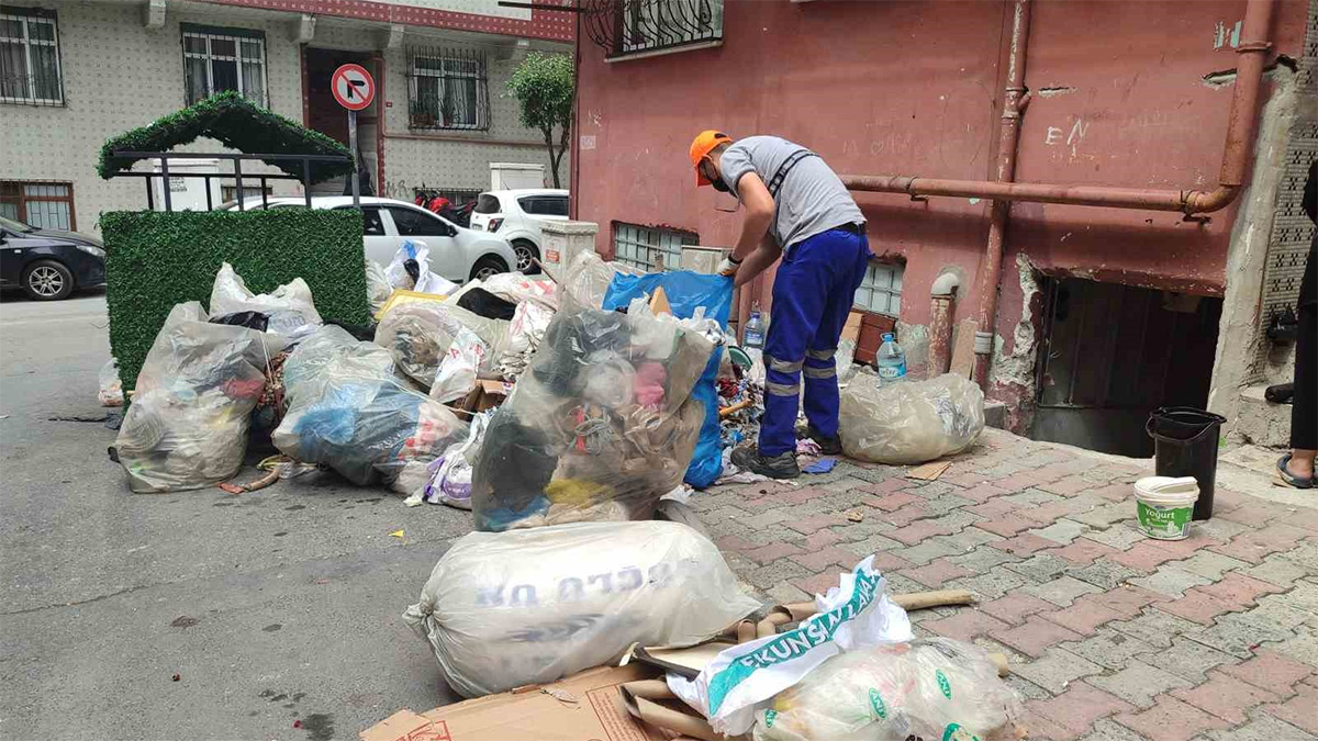 Yaşlı kadının çöp evi 4. kez temizlendi! 7 kamyon atık çıktı