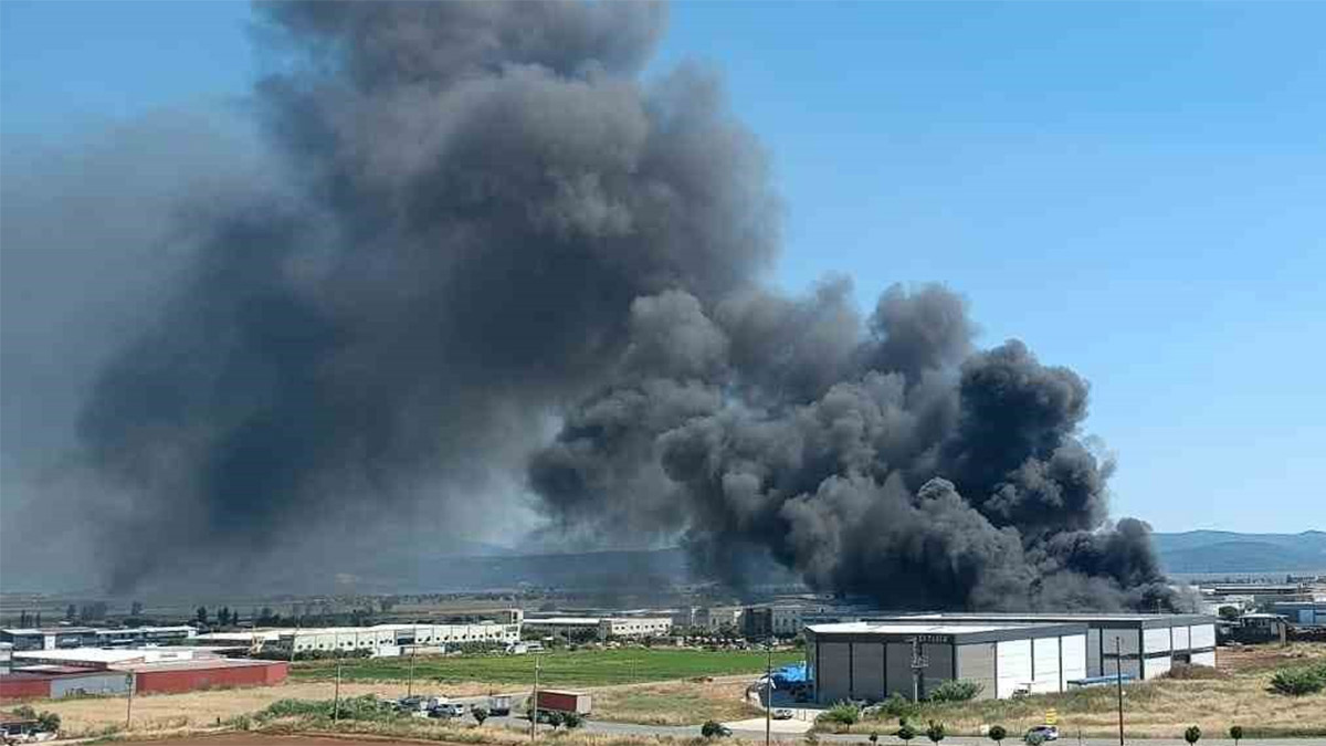 İzmir'de fabrika yangını! Kontrol altına alındı