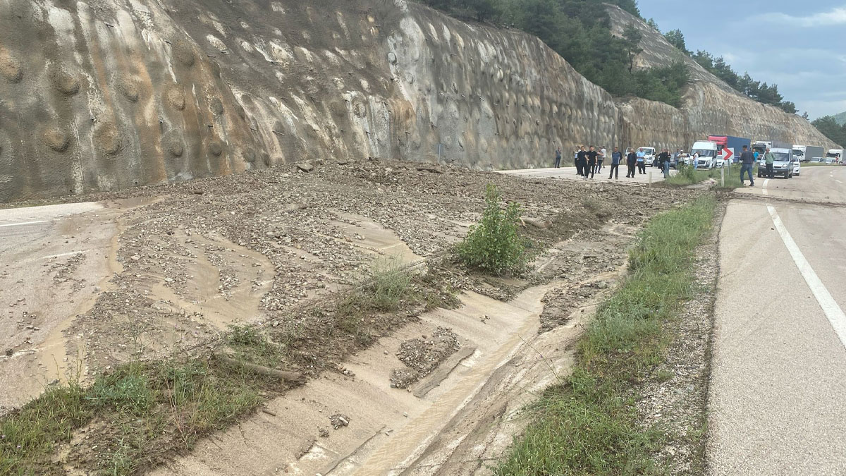 Tokat'ta toprak kayması: D-100 kara yolu tek yönlü ulaşıma kapandı
