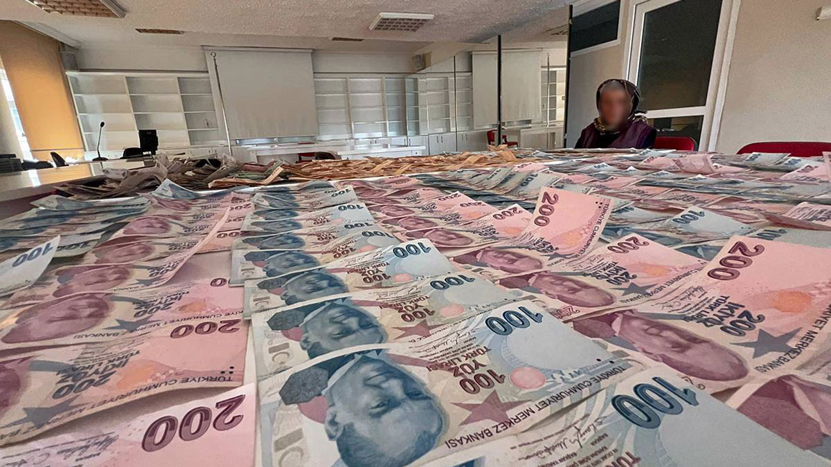 Üç dilenciden çıkan parayla ikinci el araba alınıyor! Zabıtayı görünce son sürat kaçtılar ama nafile...