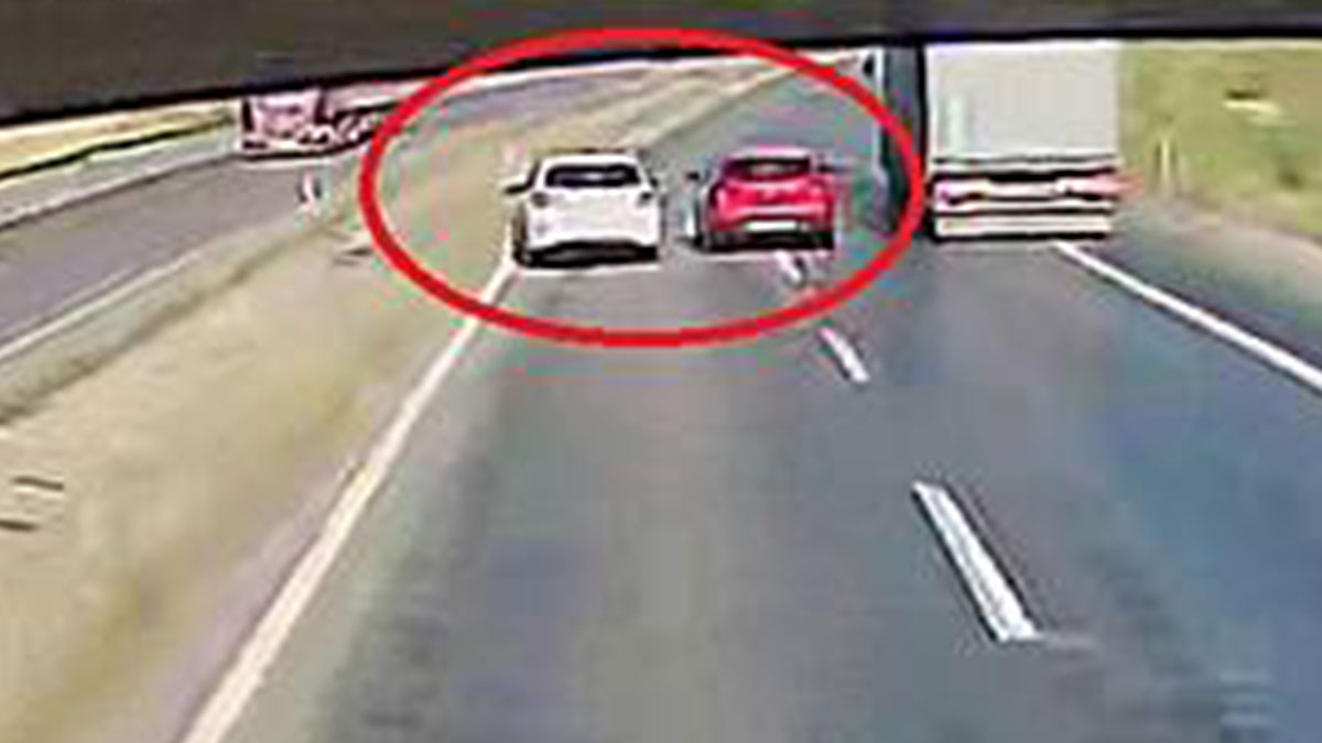 Kontrolsüz şerit değiştirdi, facianın eşiğinden dönüldü! Saç baş yolduran kaza kamerada