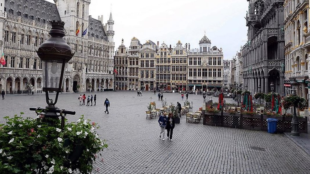 Avrupa'da turistlere uyarı: Kaldırım taşlarını çalmayın